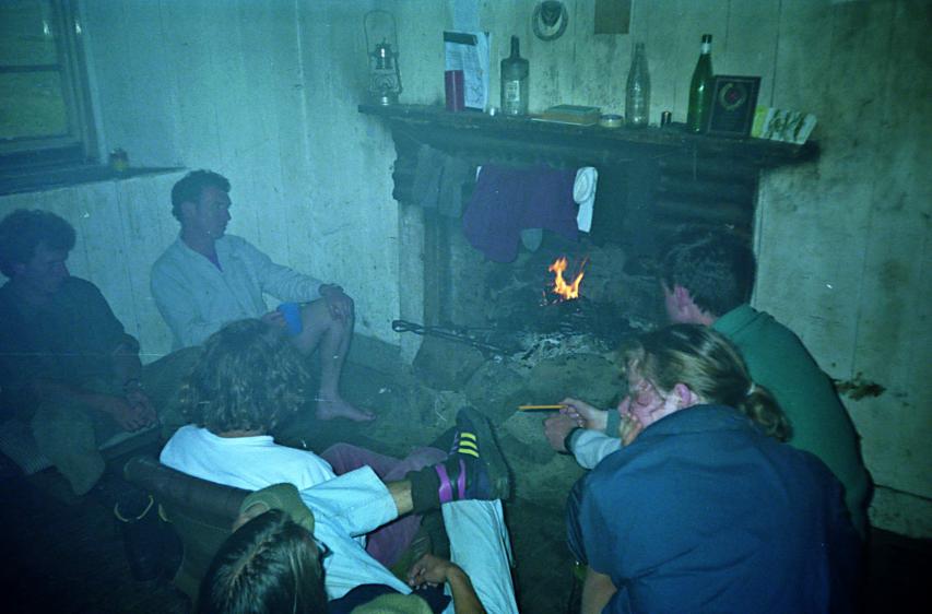 1992-06-24b.jpg - Sociable bothy evening