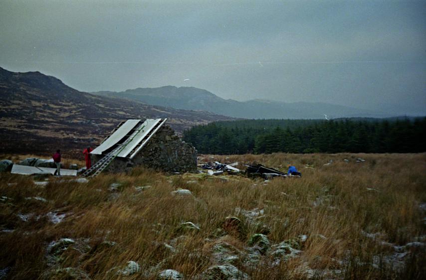 1992-12-29b.jpg - Starting the re-roofing of Tunskeen