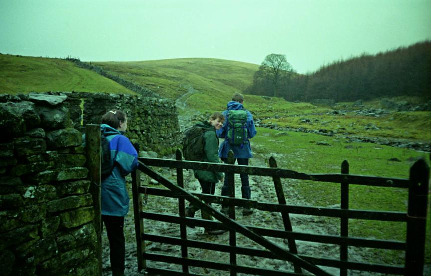 1993-01-23a.jpg - Jackie, Jane and Pete setting off up Cotterdale