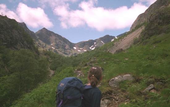 1999-06-21a.jpg - Approaching the hidden valley