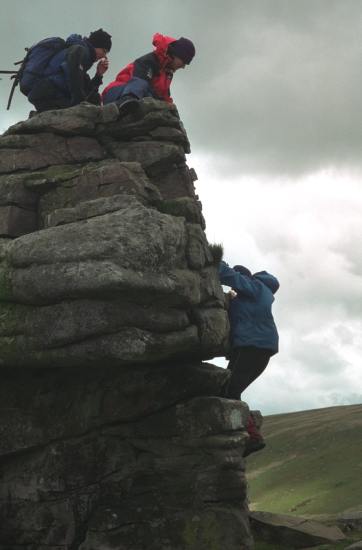 2000-05-28b.jpg - Keith and Hilary help Andy scramble