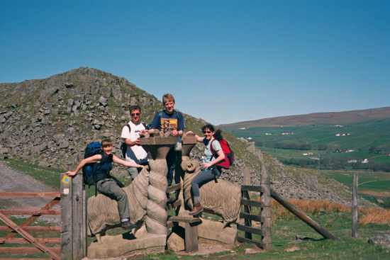 2002-05-05a.jpg - Sheepy stile - Lottie, Steve, Peter, Lucia