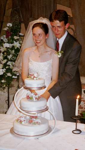 2002-09-07c.jpg - Cutting the cake