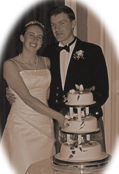 20031010-200632.jpg - Cutting the cake