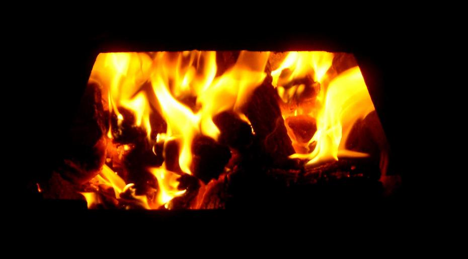 20040411-225358.jpg - Bothy fire