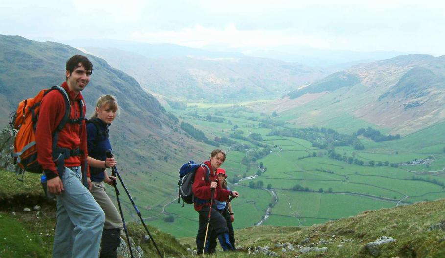 20040508-183518.jpg - Scott, Lottie, Peter and Becky, on the Band above Langdale