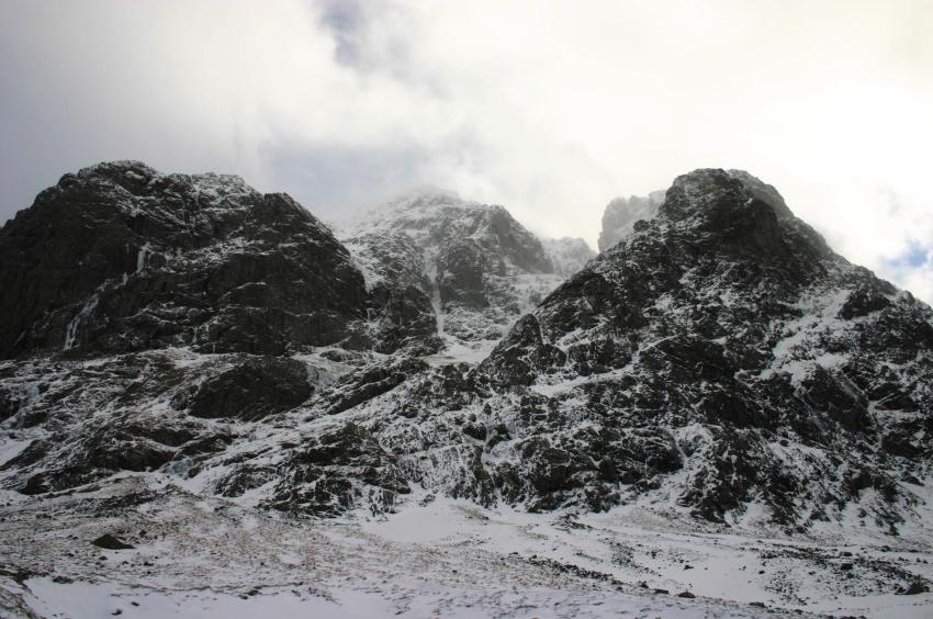 20050313-163132.jpg - Looking up at the crags of Carn Dearg