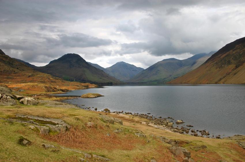 20050328-182038.jpg - The standard "postcard" view of Wasdale from the foot of the lake
