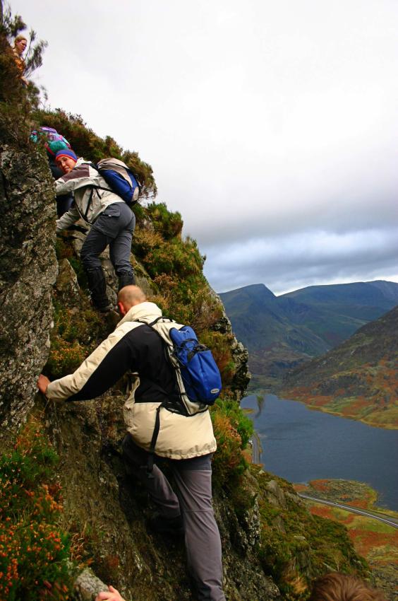 20051029-095342.jpg - Marta & Julien high above Llyn Ogwen