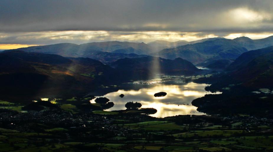 20051225-115056.jpg - Shafts of light pick out islands on Derwent Water