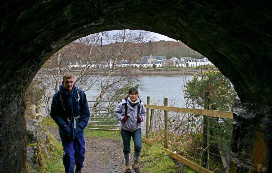 20060416-171042.jpg - Jamie and Anne-Céline at the railway bridge