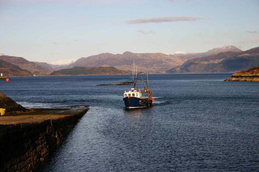 20060421-184516.jpg - Boat arriving with Loch Duich behind