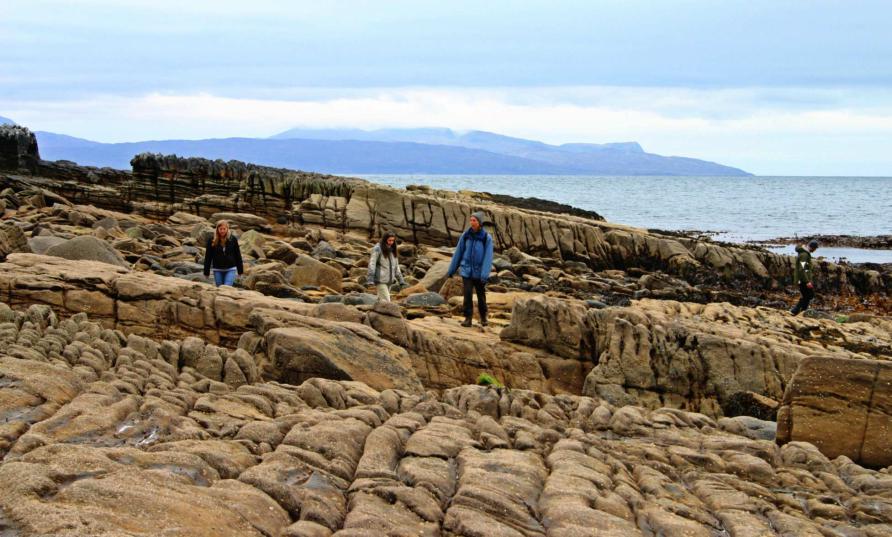 20060430-144238.jpg - Elgol is full of interesting rocks
