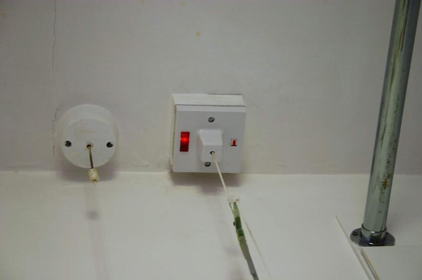20060529-123822.jpg - New shower switch