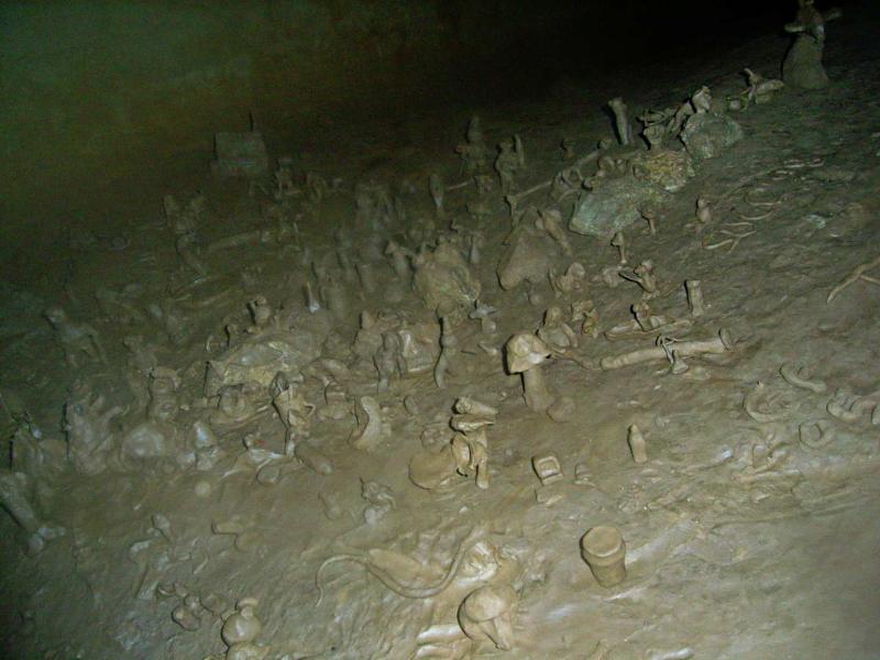 20060930-173014.jpg - Mud sculptures near the fixed ladder