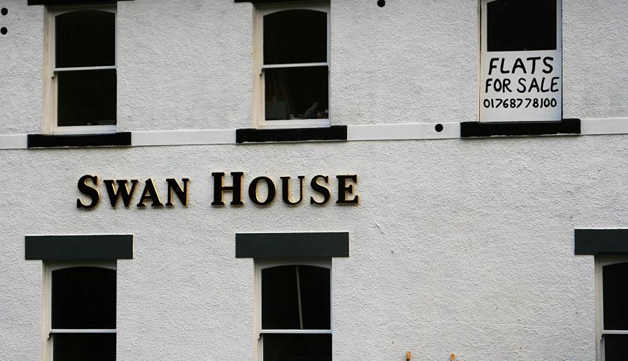 20061126-133208.jpg - No pint an the Swan Hotel for us