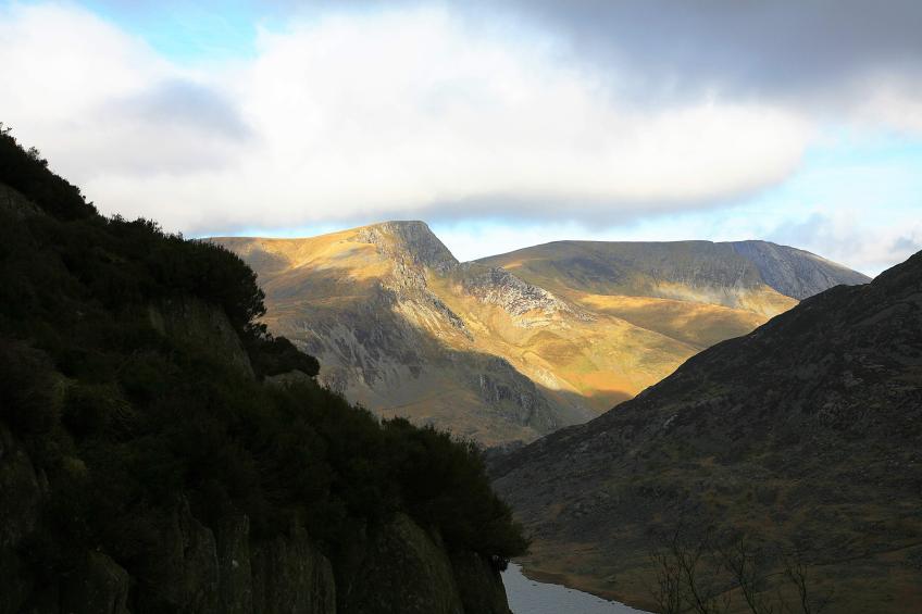 20070403-094608.jpg - Tuesday's walk also began at Llyn Ogwen - here's a view towards Y Garn