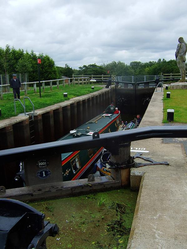 20070827-142230.jpg - On the way home, we detoured to the Ribble Link locks