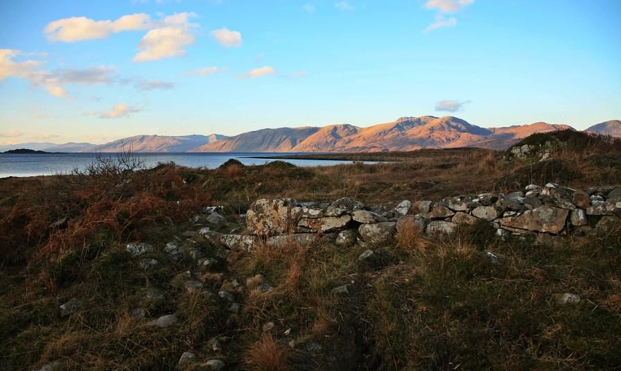 20080103-102932.jpg - Broken wall and Ardgour hills