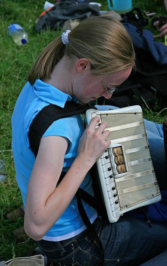 20080614-160714.jpg - Ruth attempts the accordion