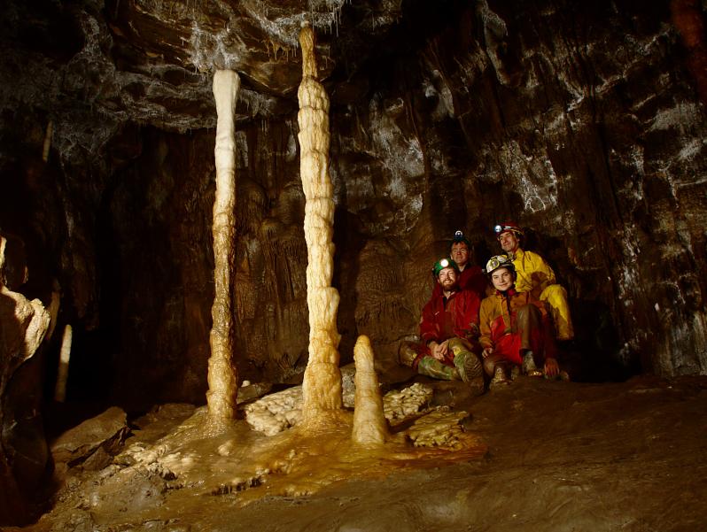 20080621-121242.jpg - Chris, Frank, Toby and Bela by the Colonnades
