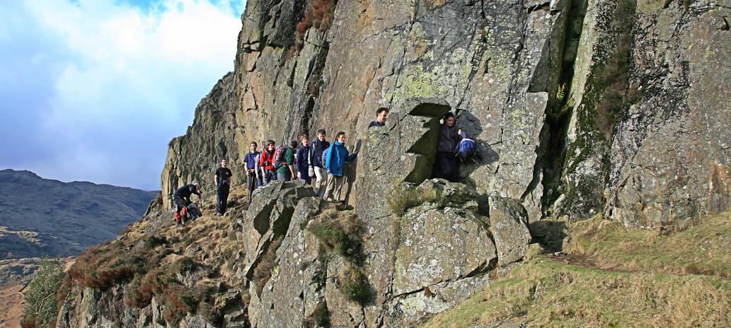 20090221-100602.jpg - A herd of hillwalkers thread through the notch of Side Pike