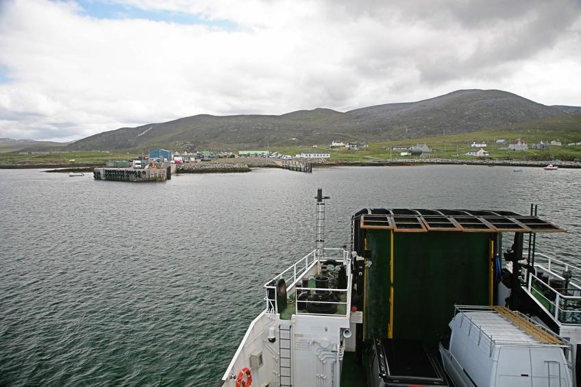 20090609-112018.jpg - Approaching Leverburgh, South Harris