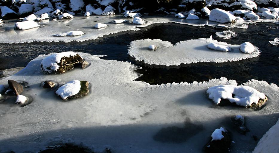 20100108-122021.jpg - Ice in Watendlath Beck